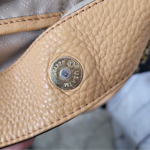 Michael Kors Tan Shoulder Bag - Picture 3 of 16